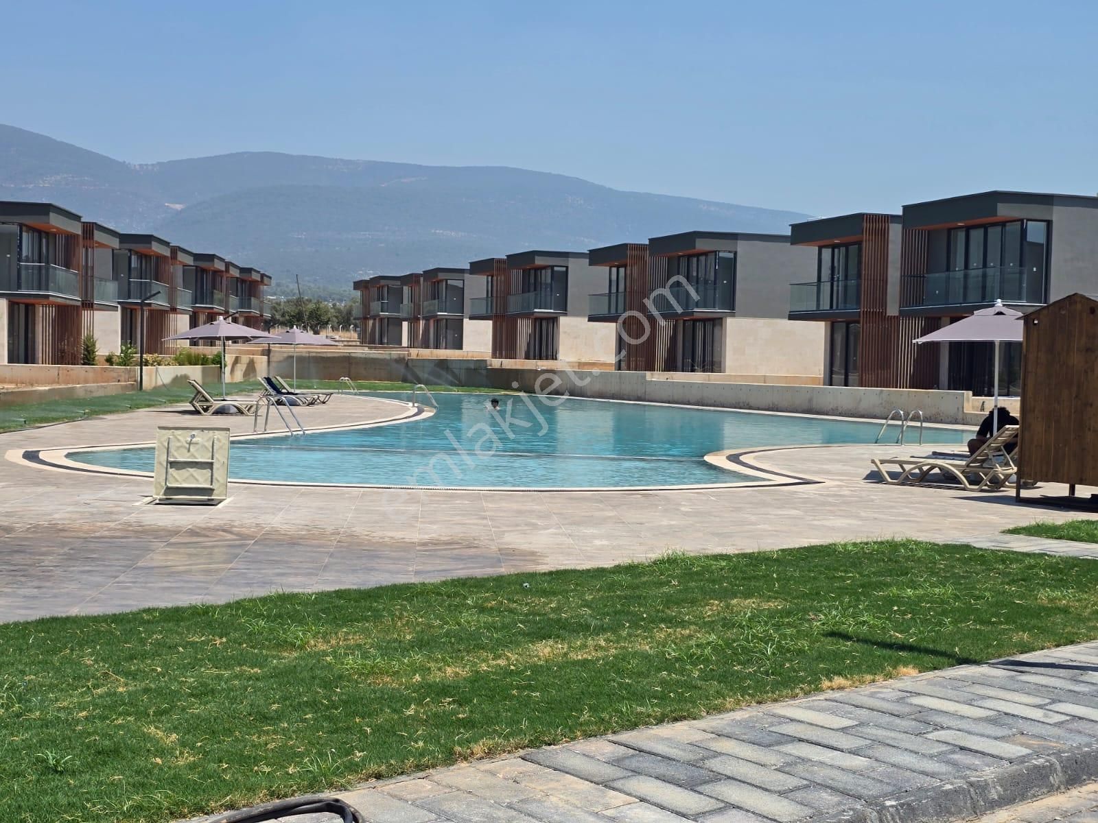 Milas Kazıklı'da Denize 400 Metre Mesafed İrisaura Sitesinde 1+1