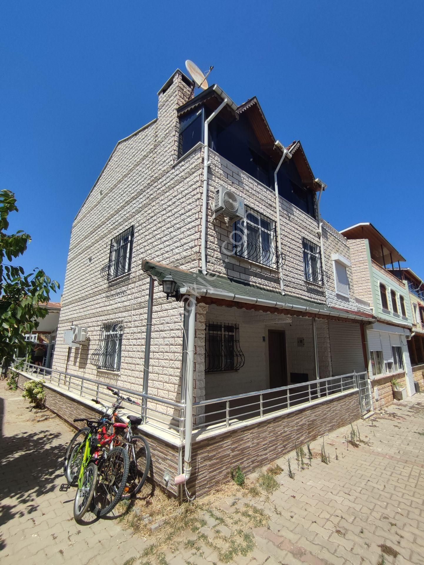 Bulut Yatırımdan 200 M² 5+1 Denize Yakın Ful Eşyalı Müstakil Tripleks Villa