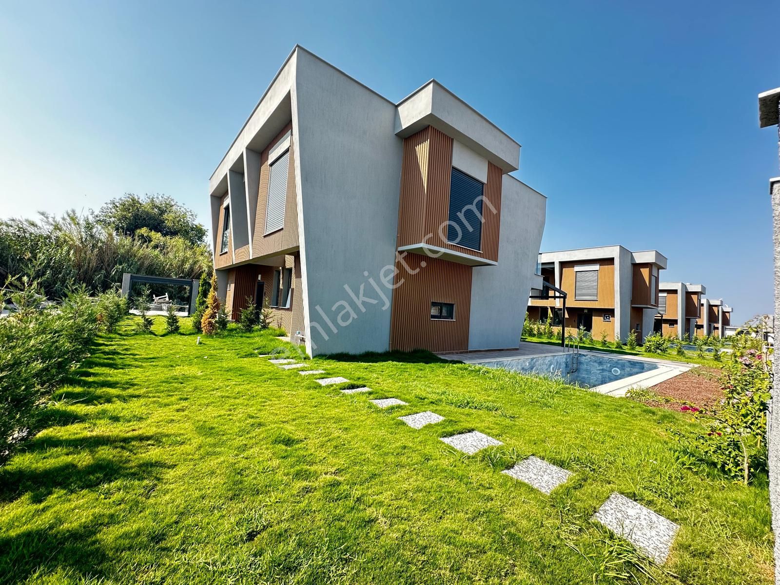 Kuşadası Davutlar Aykuştur Mevki Sıfır Özel Havuzlu Denize 600 Mt