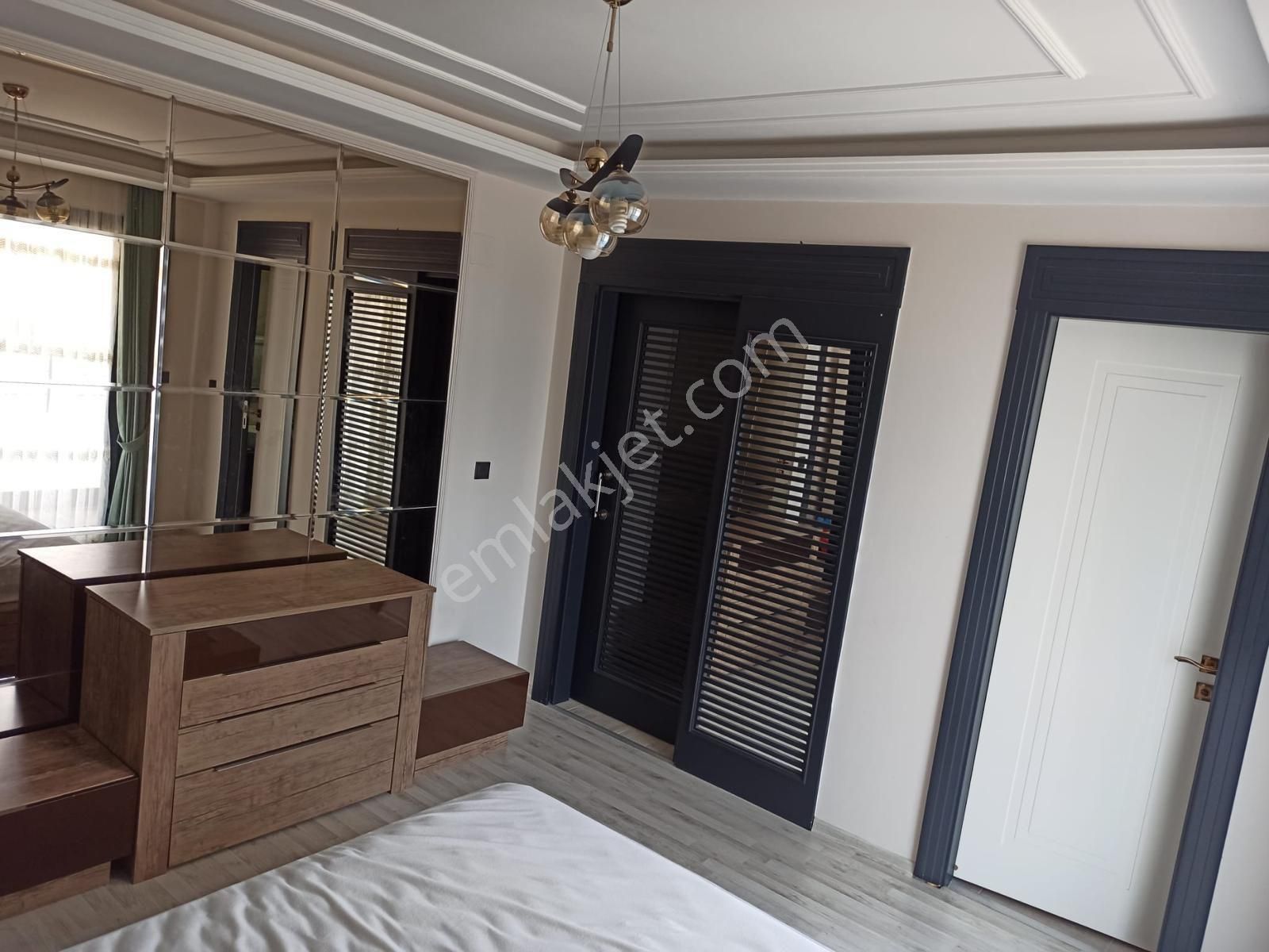Mersin Mezitli Martı. Dag Tarsfinda 3 Bloklu Site De 4+1 200 M2 Burut 6.katsaılık Daire