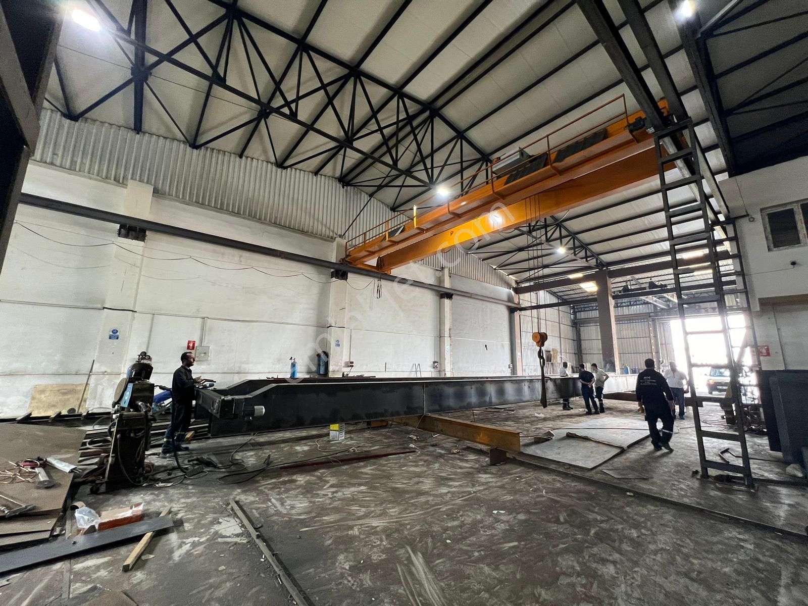 Zorlu Gayrimenkul'den Doğu Sanayi'de 950m2 Kiralık Tavan Vinçli