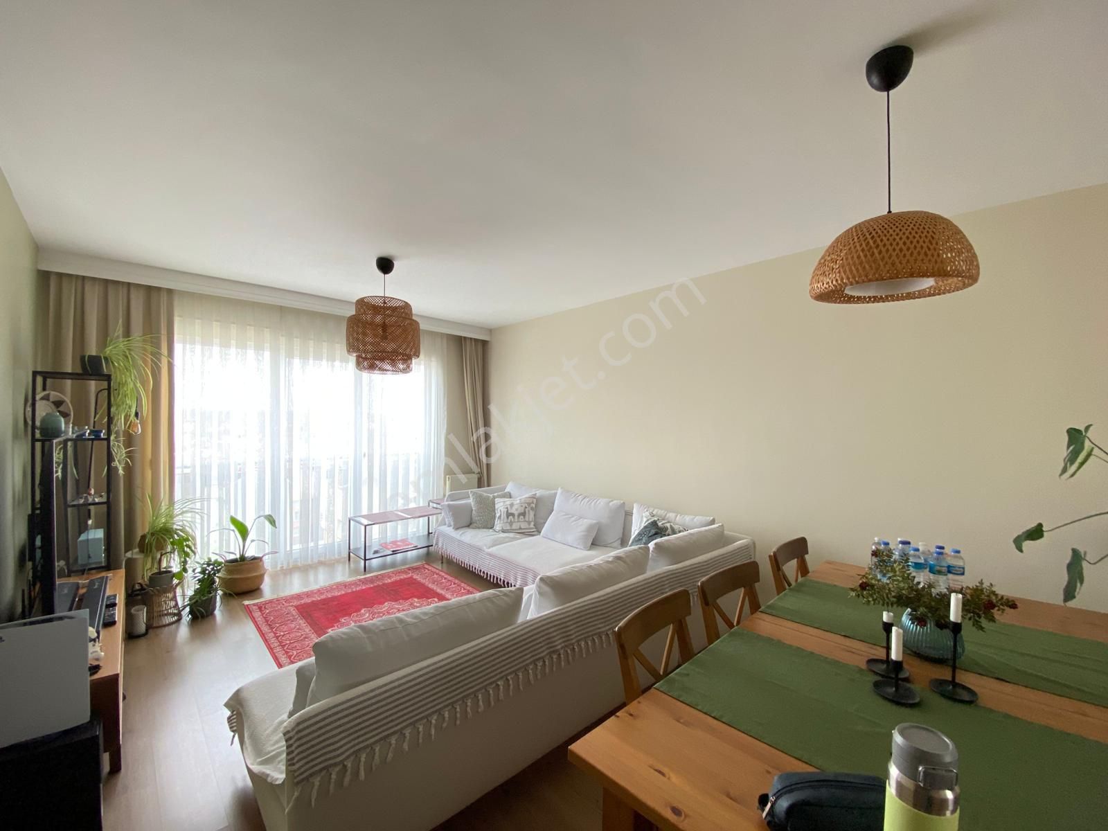 Gaziosmanpaşa'da Havuzlu Sitede Ferah Ve Geniş 2+1 Arakat Daire