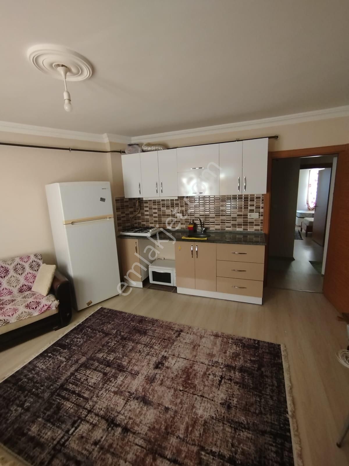 Karacaibrahim Mahallesinde 1+1 Eşyalı Daire