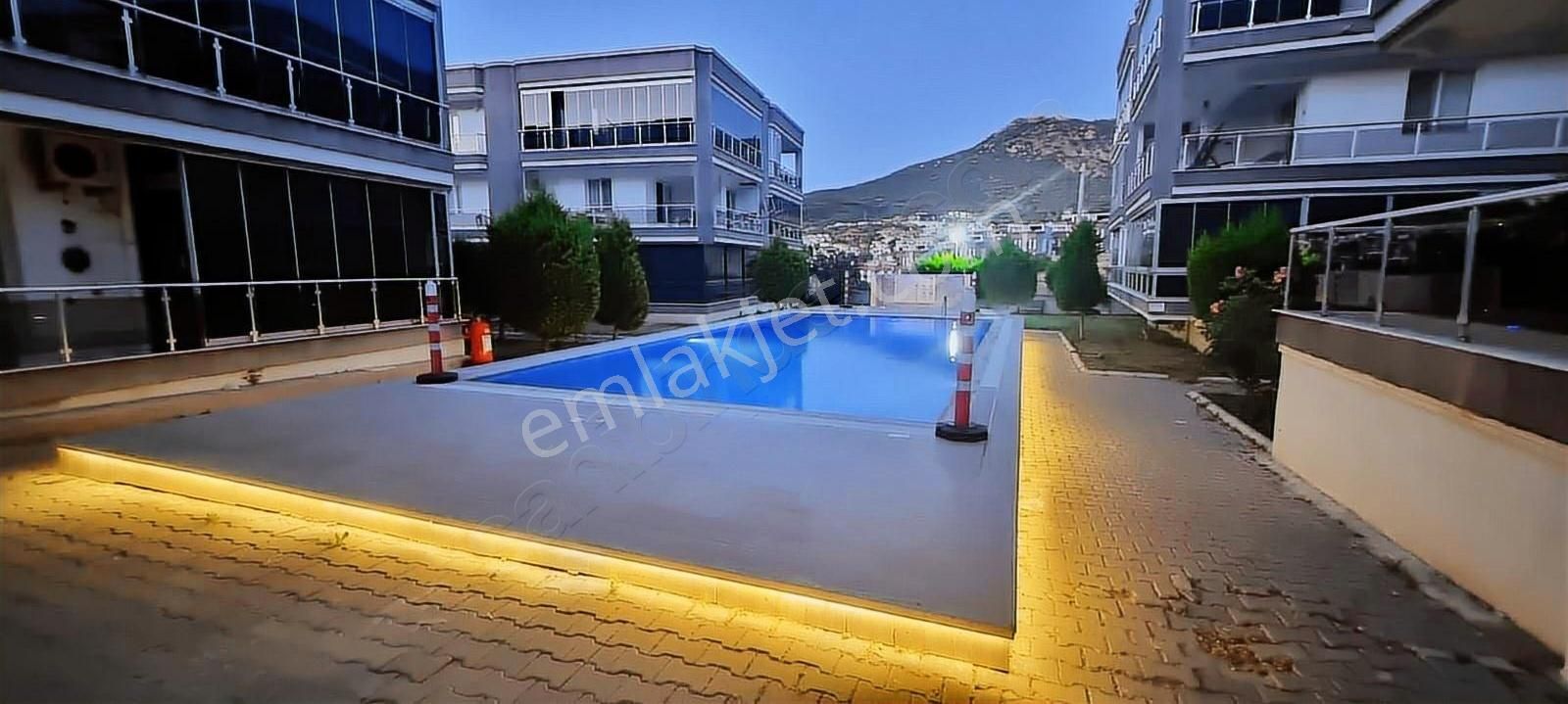 Yenifoça Havuzlu Sitede Eşyalı Kiralık Daire