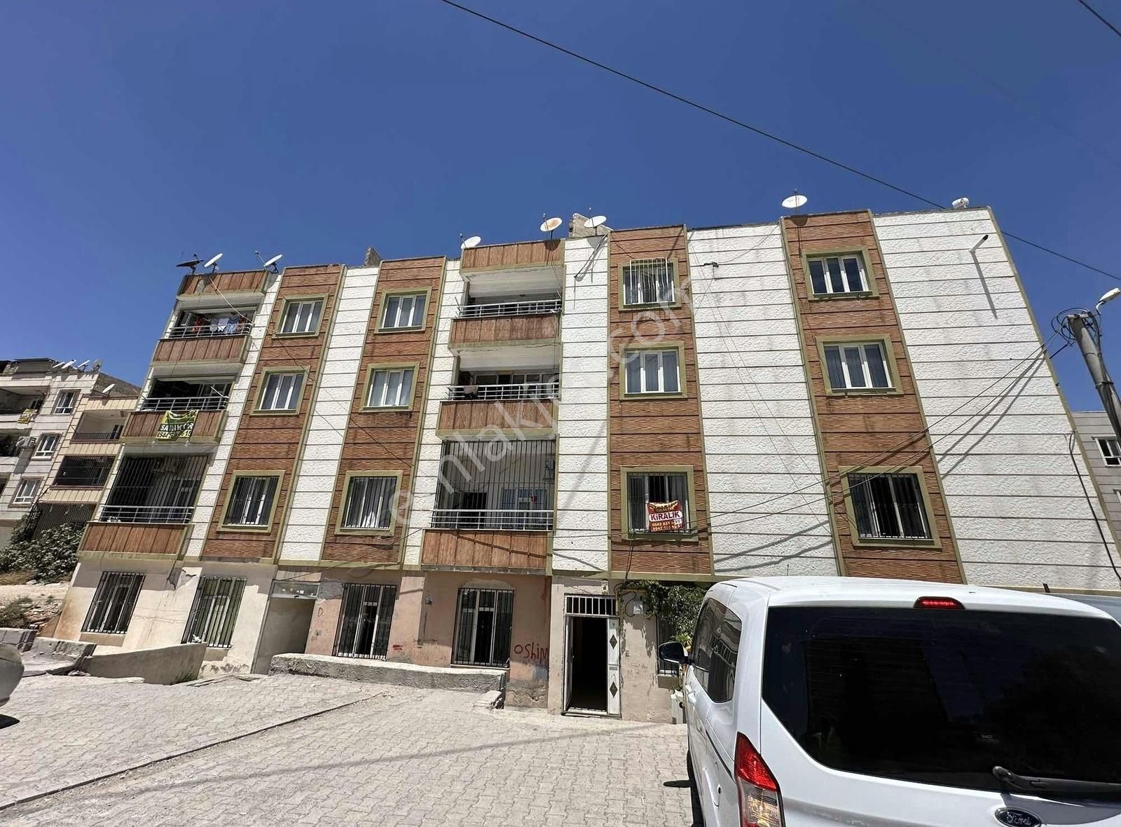 Ahmet Yesevi Mahallesinde Geniş 4 Odalı Daire Çözüm Emlak'ta