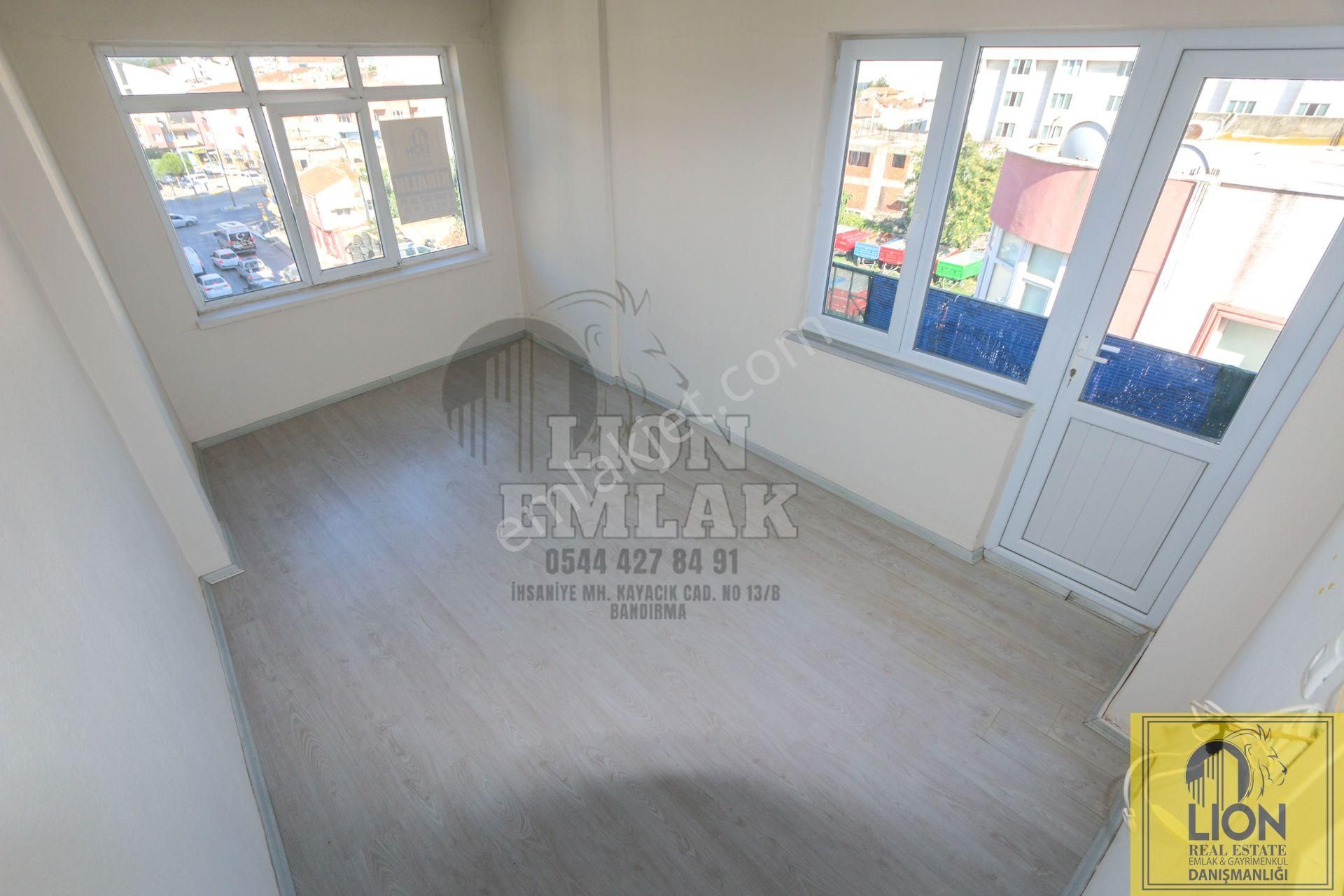 Bandırma 17 Eylül'de İşlek Ana Cadde Üzerinde Kiralık 2+0 Daire