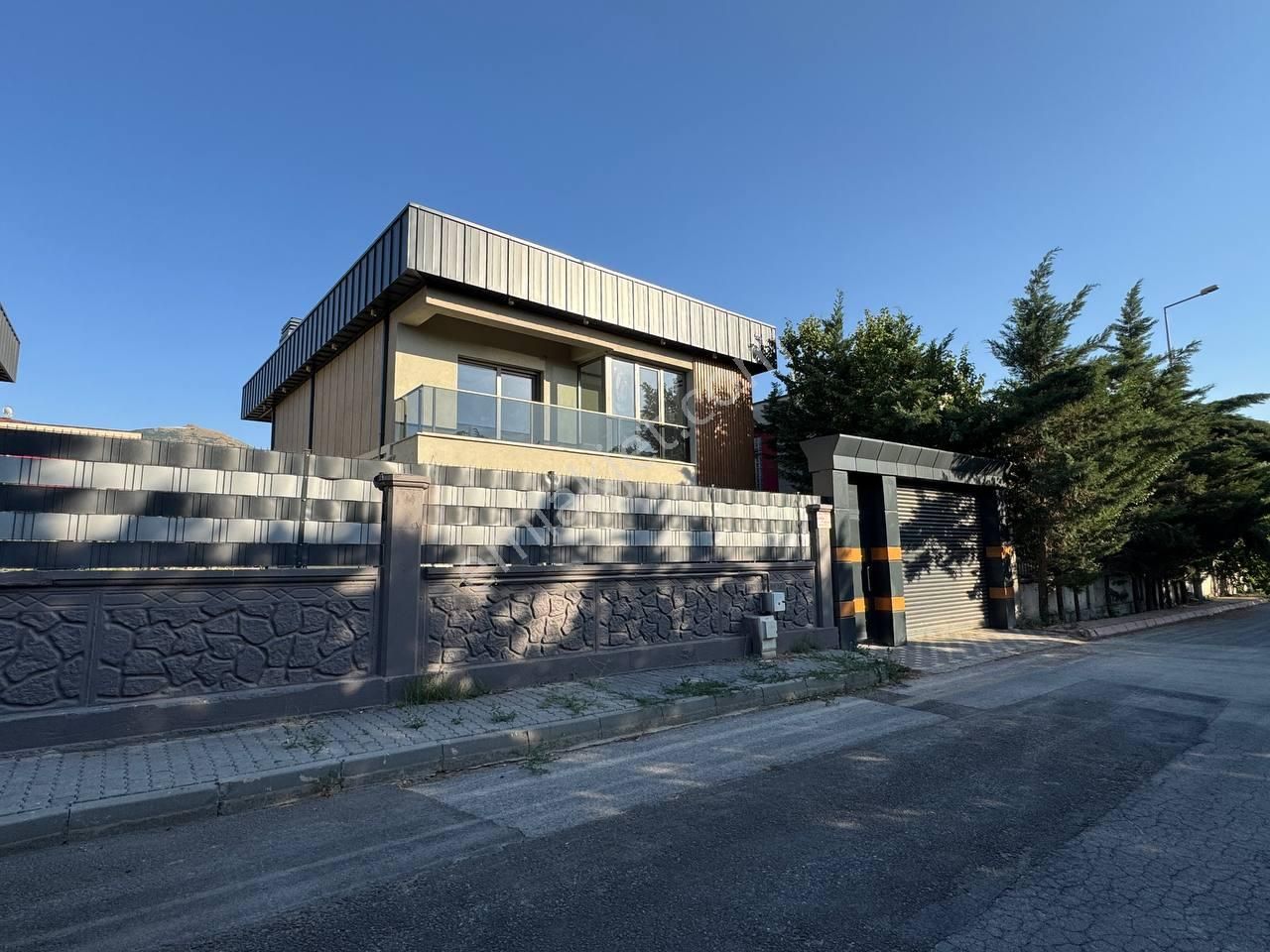 Erenköy Mahallesinde Harika Konumlu Satılık Meskenli Hazır Villa