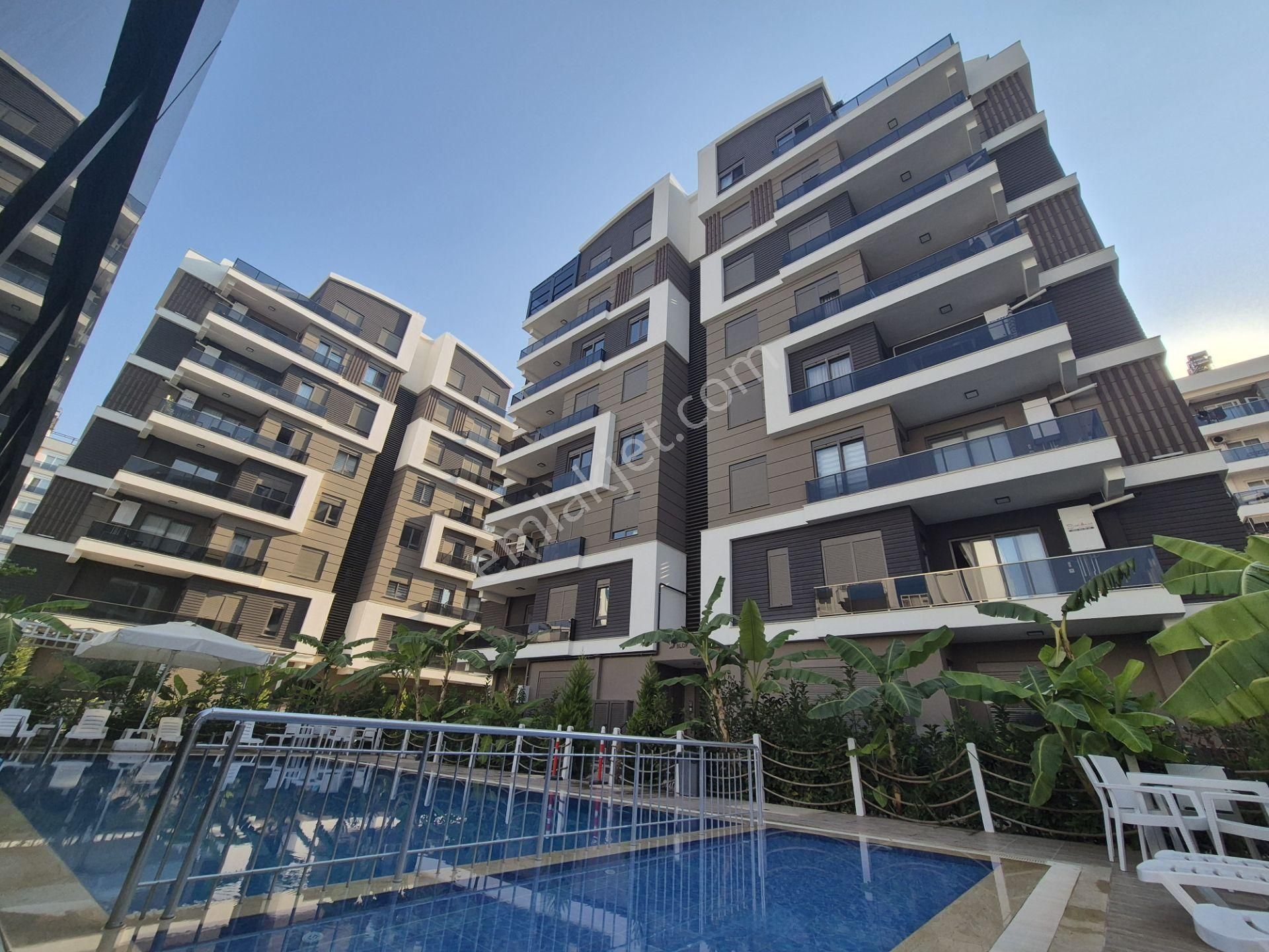 Özel Mimari Tasarımlı Havuzlu Sitede Açık Otopark(tenteli) Daire