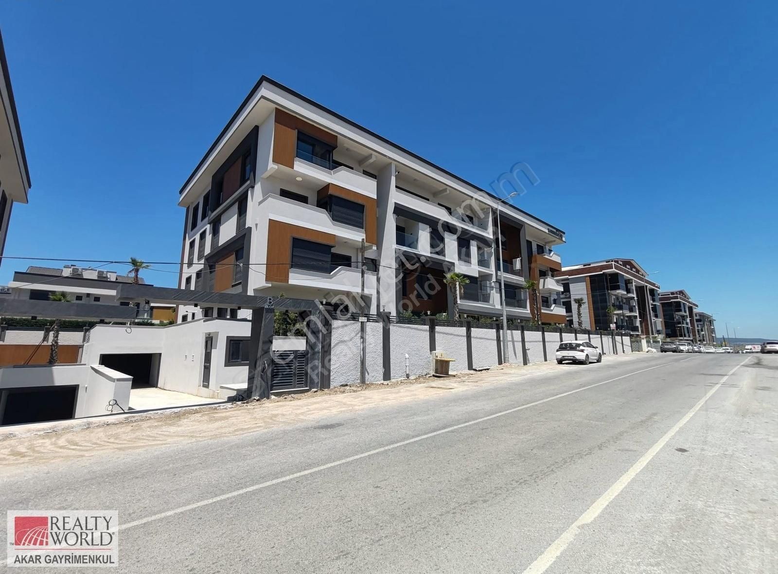 Rw Akar // Lilyumpark Sitesi'nde 30 M2 Bahçeli 2+1 Köşe Daire - Görsel 2