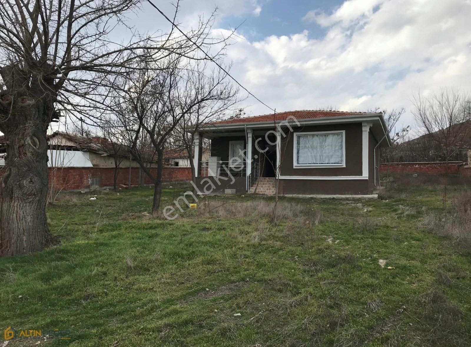 Beylikköprü'de 2 Dönüm Merkezde Arsa-içinde Betonarme Yapı Var