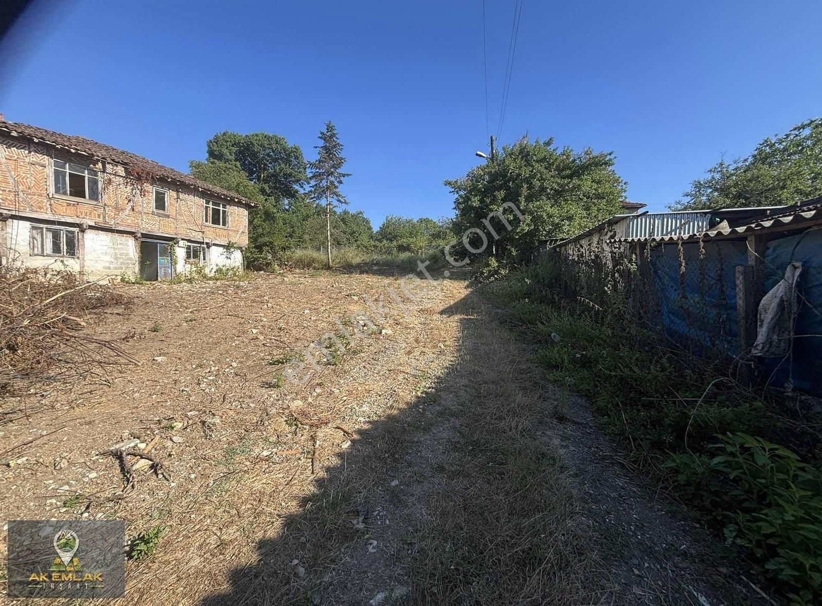 Sakarya Kaynarca'da 456 M2 %40 İmarlı Arsa İçerisinde Ahşap Ev