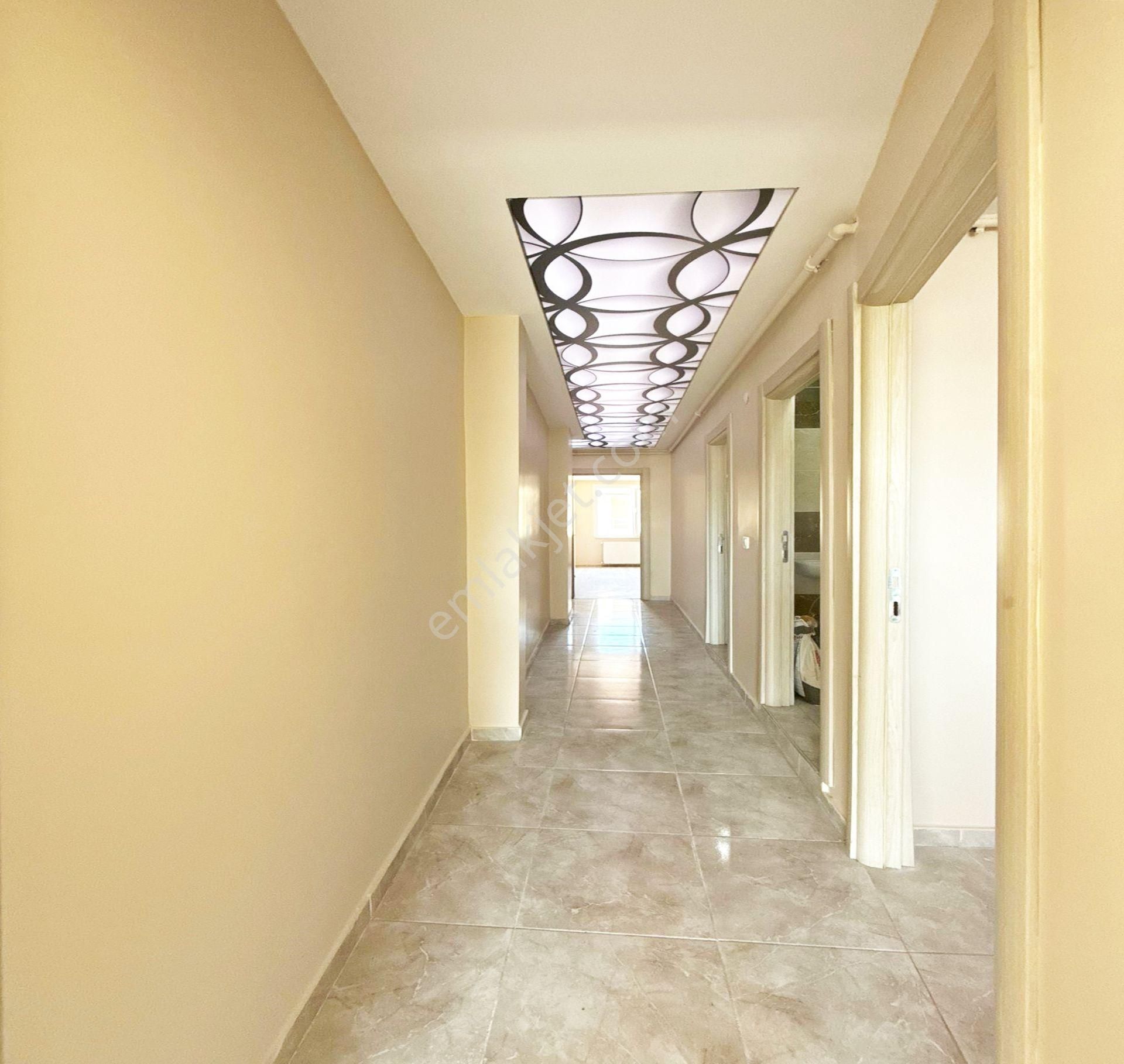 Sultaniye Mahallesinin En Nezih Binasında Köşe Başı Daire