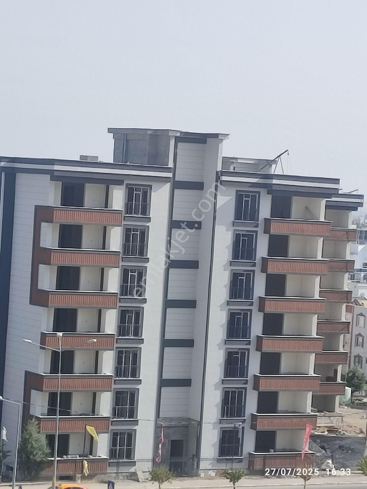 Cumhuriyet Mahallesi'nde Yerinde Dönüşüm Yapı Satılık 4+1 Ara Kat Daire