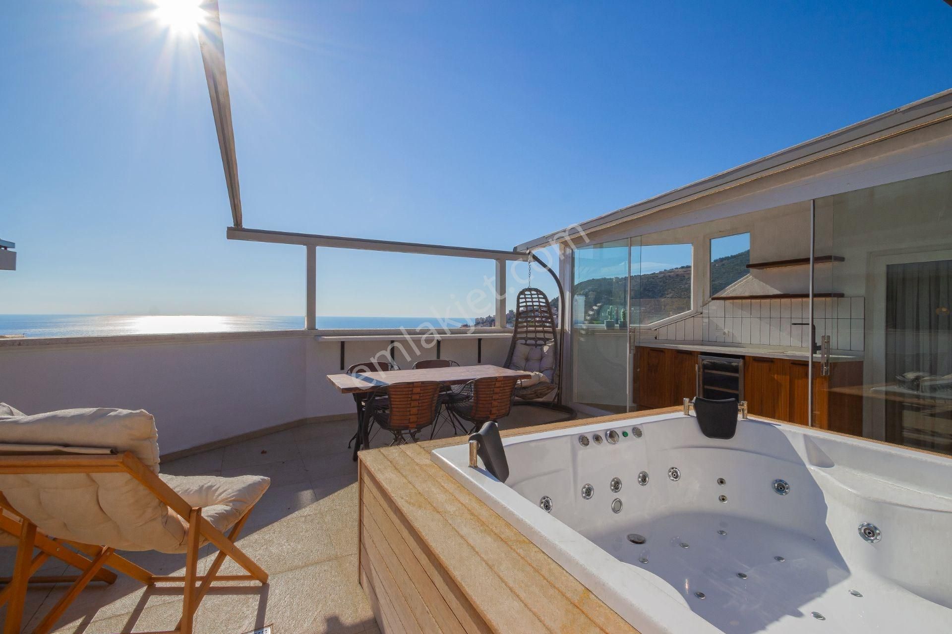 Alanya Tepe’de Eşsiz Deniz Manzaralı Lüks 3+1 Penthouse Daire!