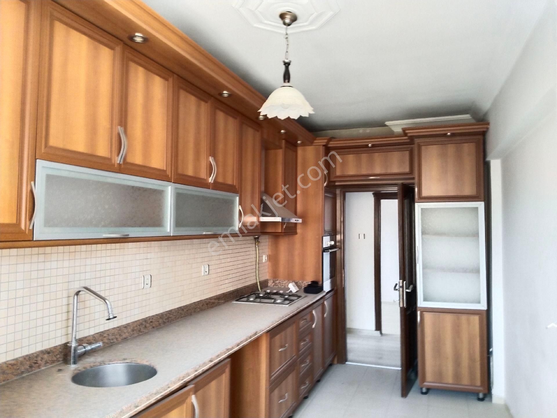 Bergama Maltepe Mah Ful Tadilatlı Doğalgazlı Kapalı Mutfak 3+1 Geniş Daire Satılık