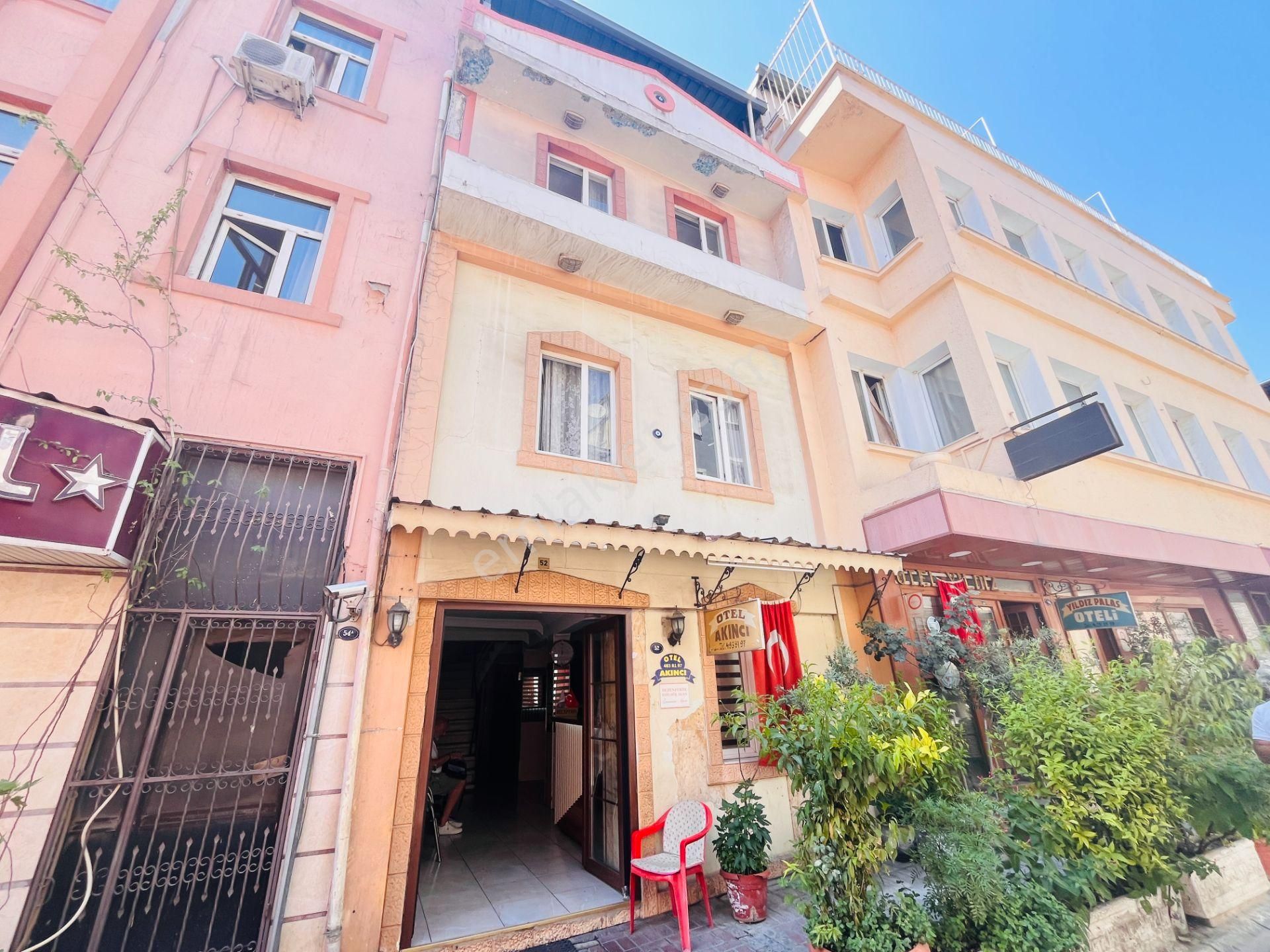 İzmir Basmane Oteller Sokağında İzmir Fuarı Yakını Satılık Otel