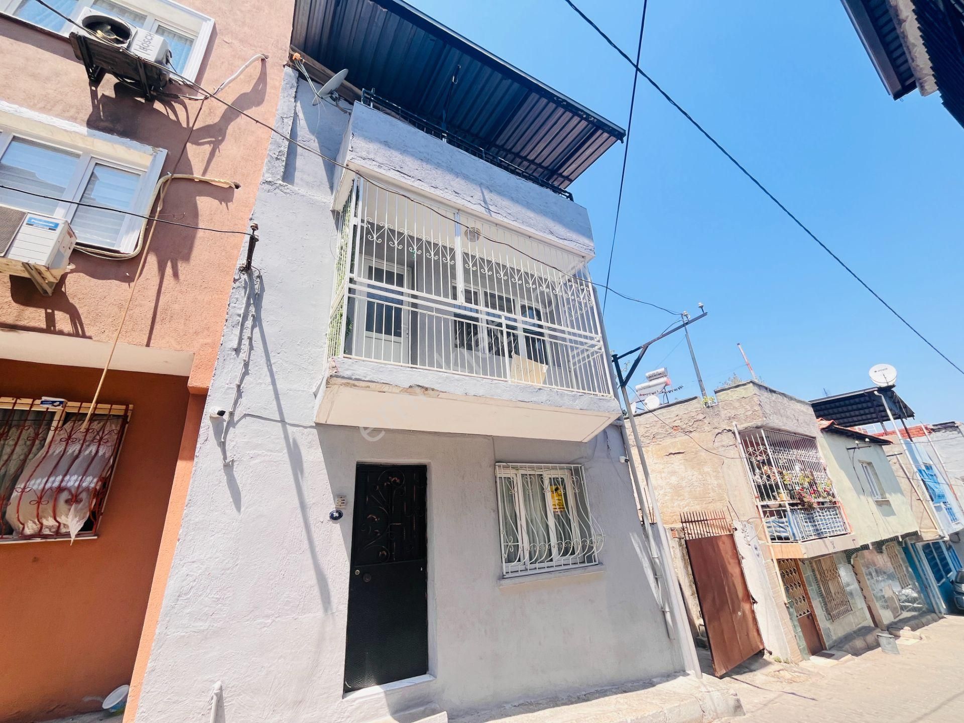 Konak Gültepe'de 2 Katlı 2 Daireli Teraslı Komple Satılık Bina