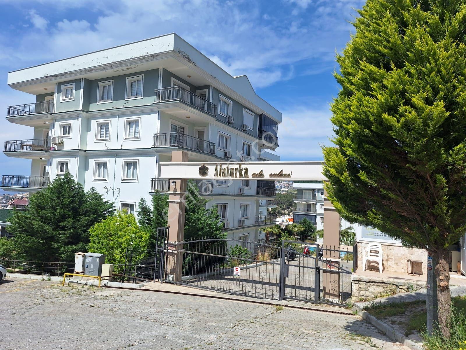 Kuşadası İkiçeşmelik Mahallesi Elit Bir Sitede Satılık Çatı Dublexi