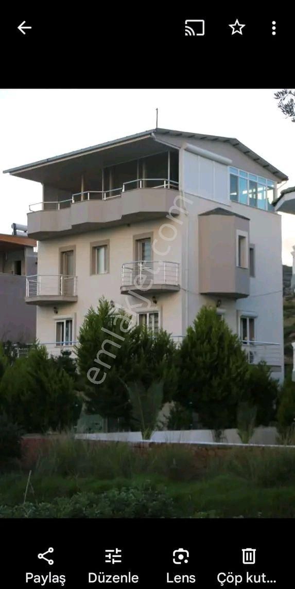 Urla Gülbahçede Denız Manzaralı Satılık 4 Katlı Villa