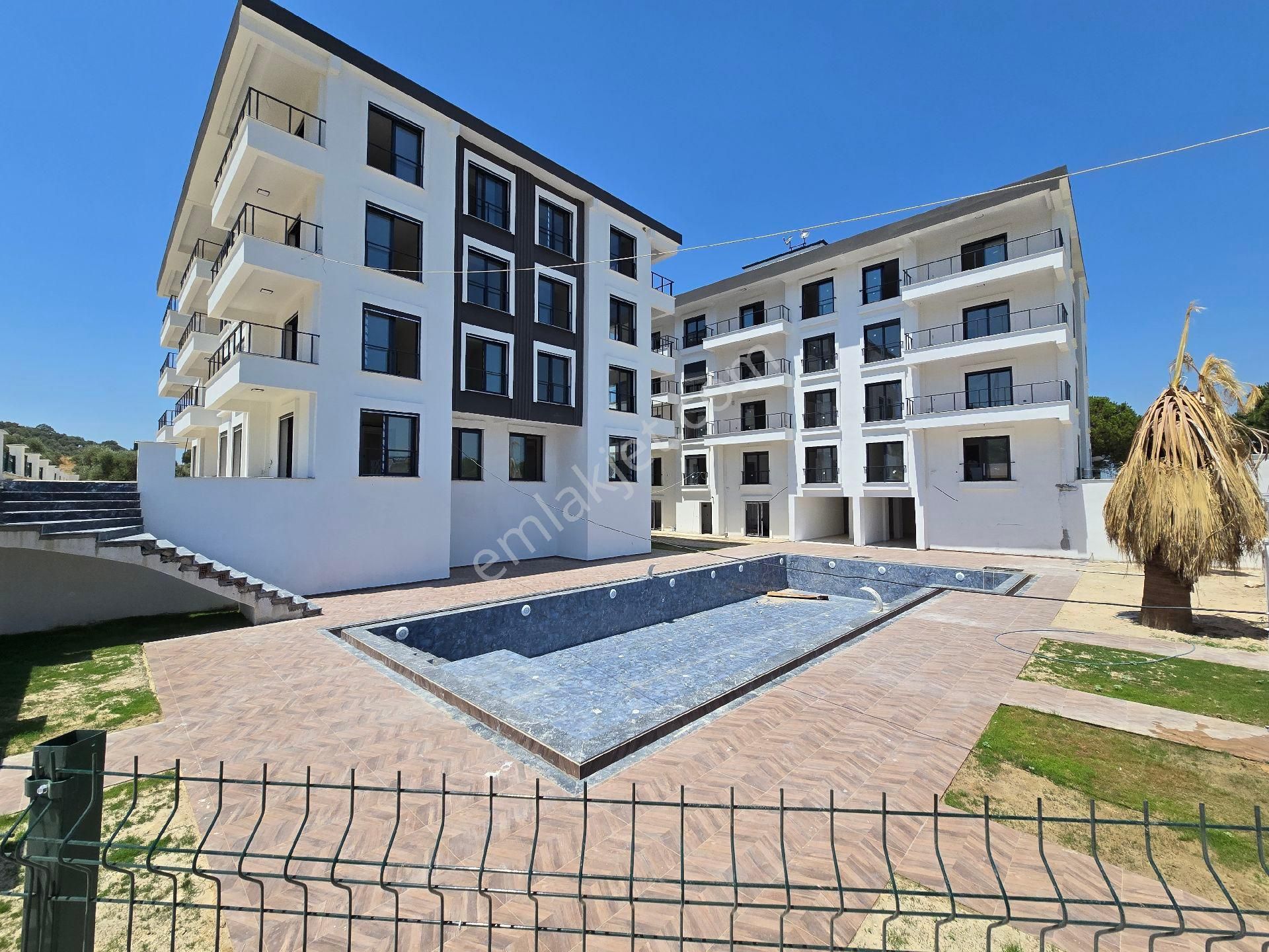 Didim Akyeniköy'de Havuzlu Lüks Site İçi Satılık 1+1 Daire