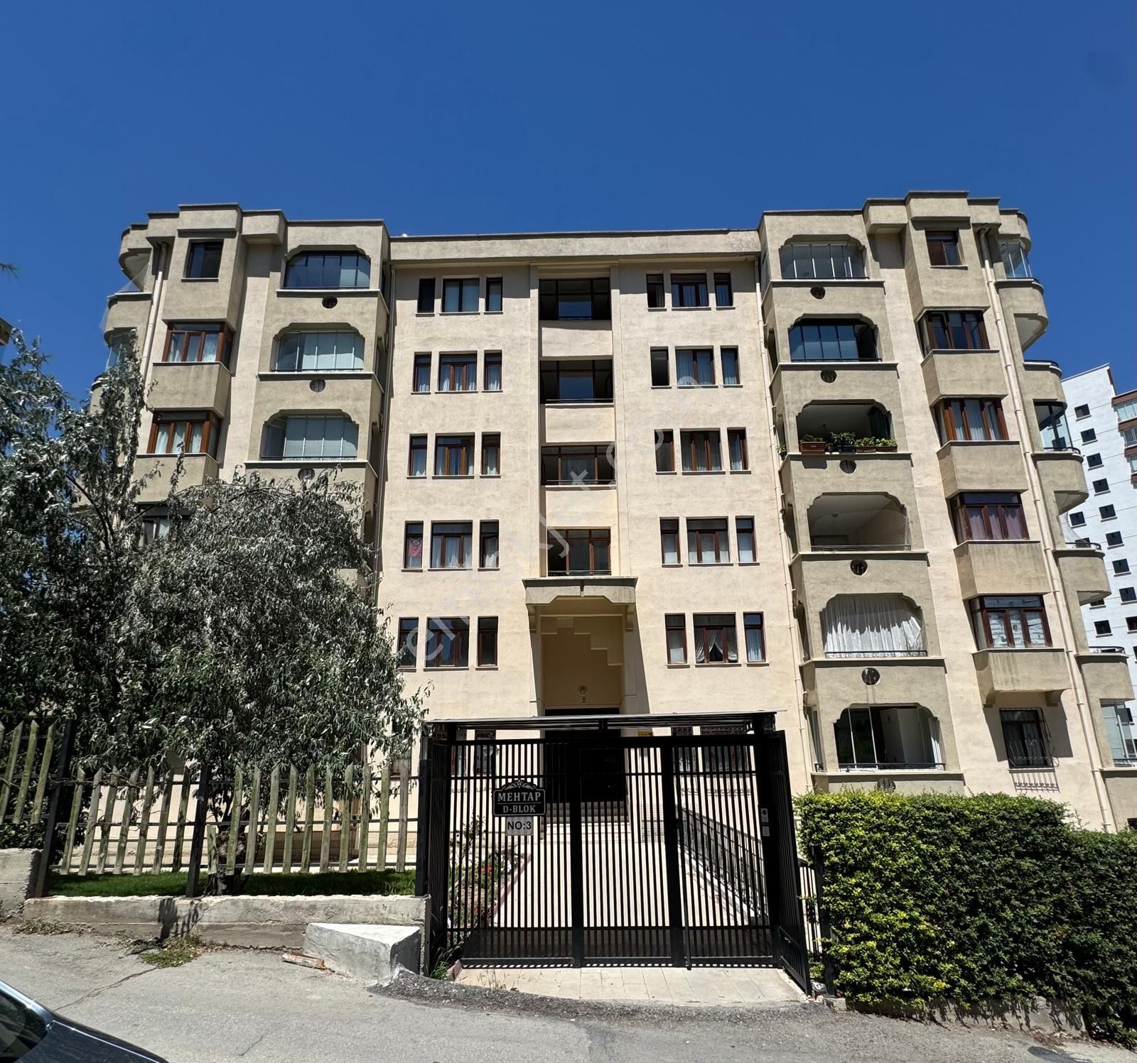 Ankara/yaşamkent İstek Okullarına Yakın Merkezi Konumda 4+1 Yapılı Daire