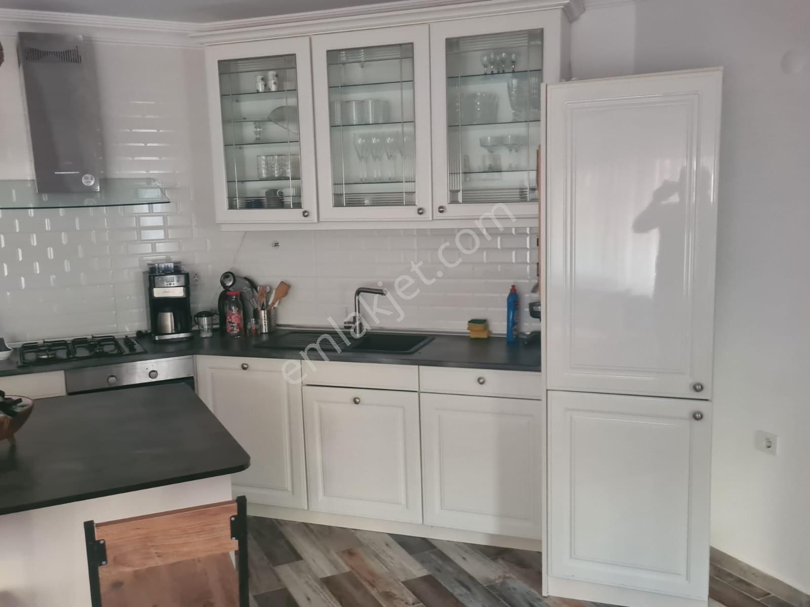 Cumhuriyet Mh. Soydan Sitesi'nde 1+1 Eşyalı Daire – Denize 50 Metre!