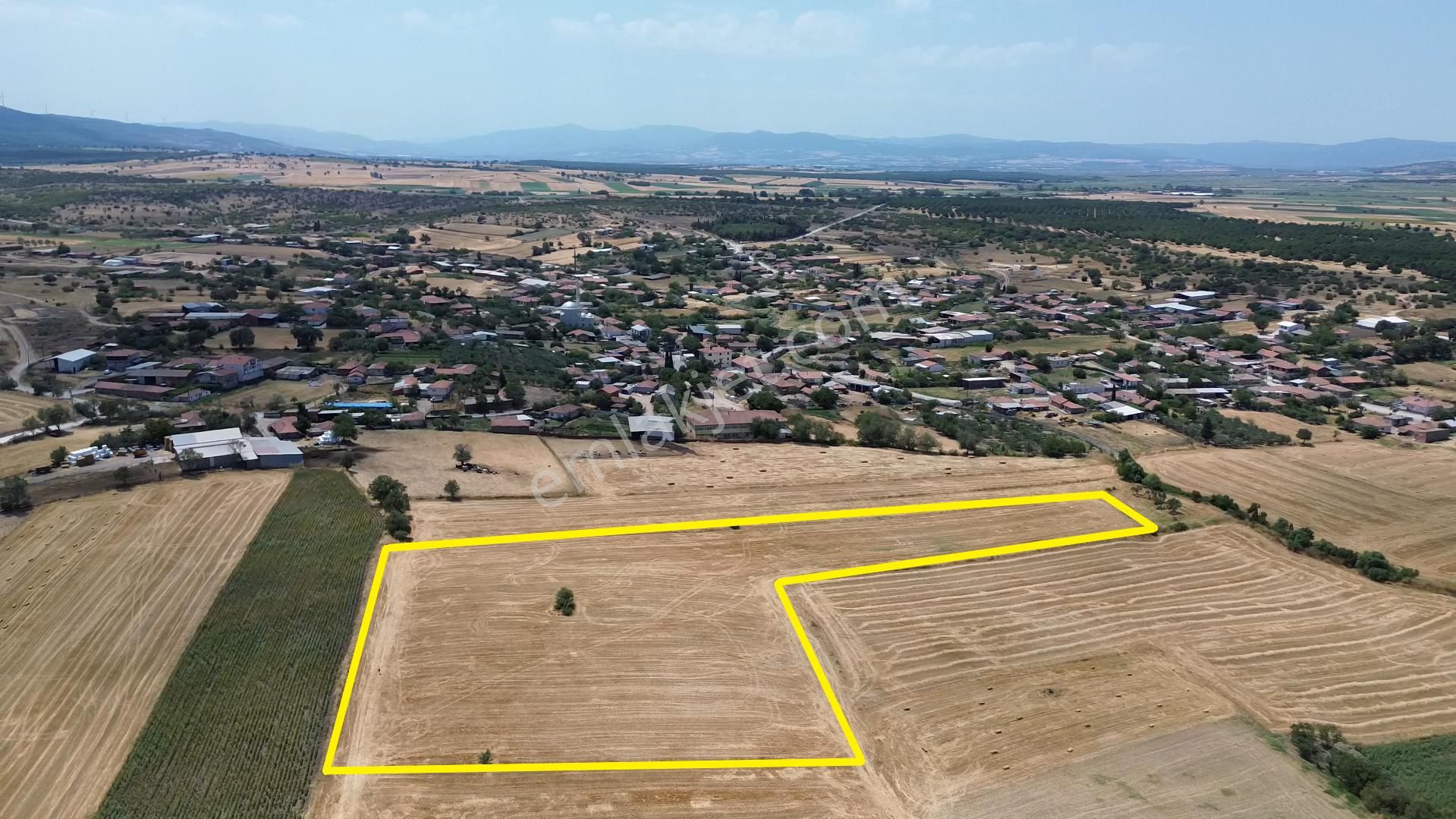 17.716 M2 Köyün Dibinde Göl Manzaralı Yola Bir Parsel Tarla