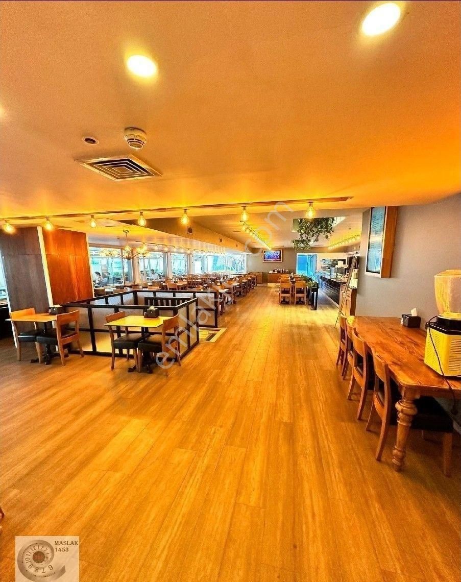 Maslak Noramin Plaza'da Kiralık 450m2 Ofis/restaurant'a Uygun Ön Cephede 350 M2 Teraslı Ticari Alan