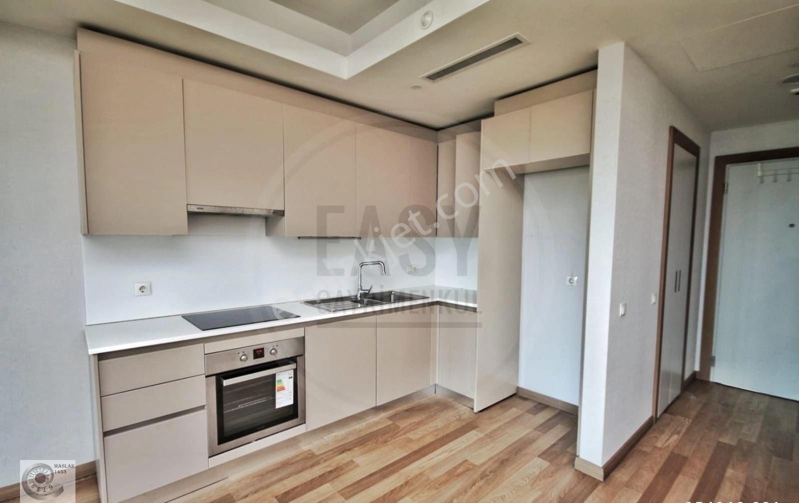 Maslak 1453 Sitesinde 1+0 Stüdyo Cadde Manzaralı Satılık Daire