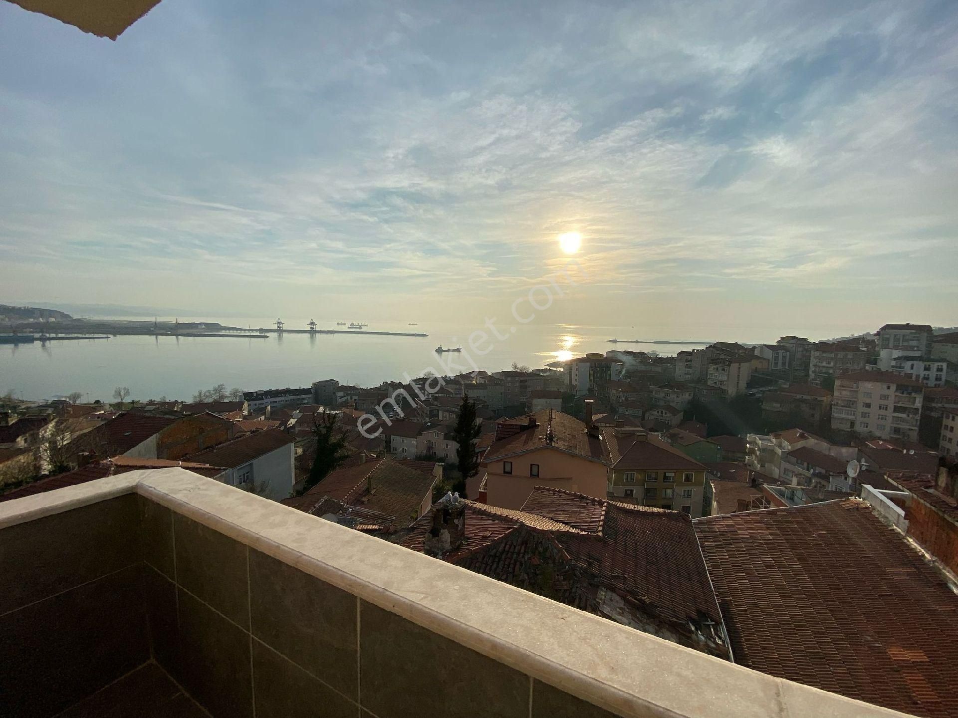 Çarşı Merkezinde Deniz Manzaralı Daire