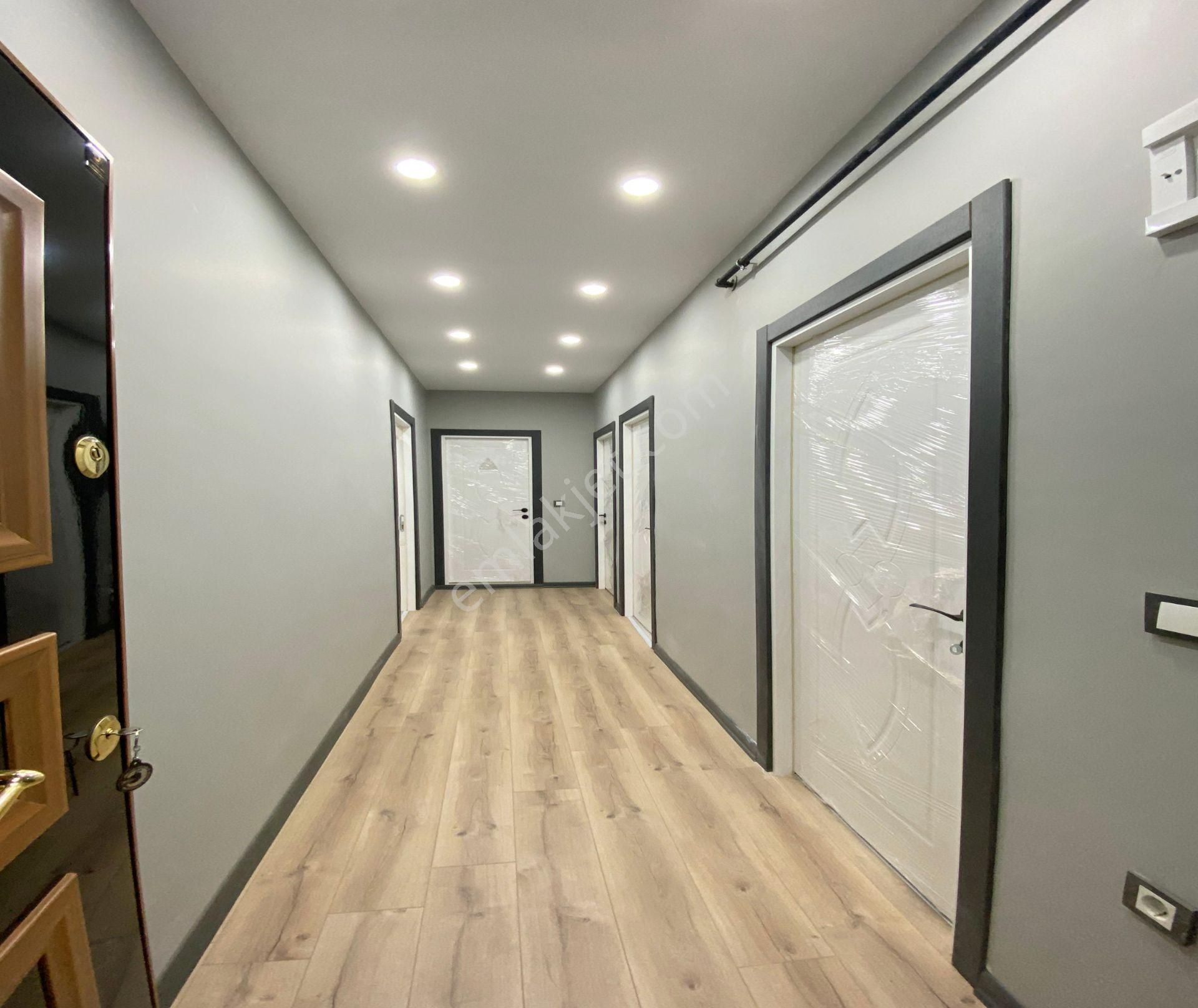 Bahçeşehir Lokasyonu Yatırıma & Oturuma Uygun 2+1 Ara Kat Dekorlu Yeni Satılık Daire - Görsel 3