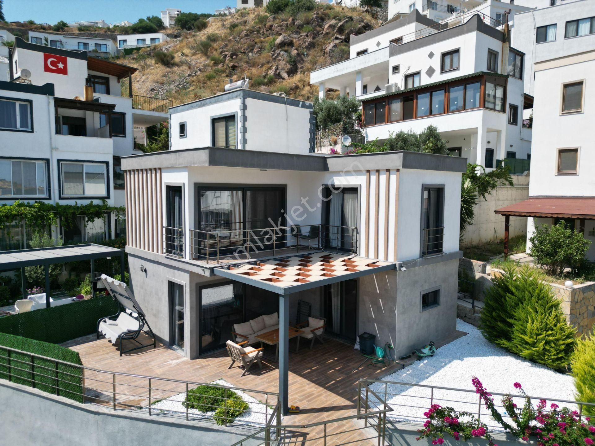 Bodrum Yahşi'de Deniz Manzaralı Satılık 3+1 Villa