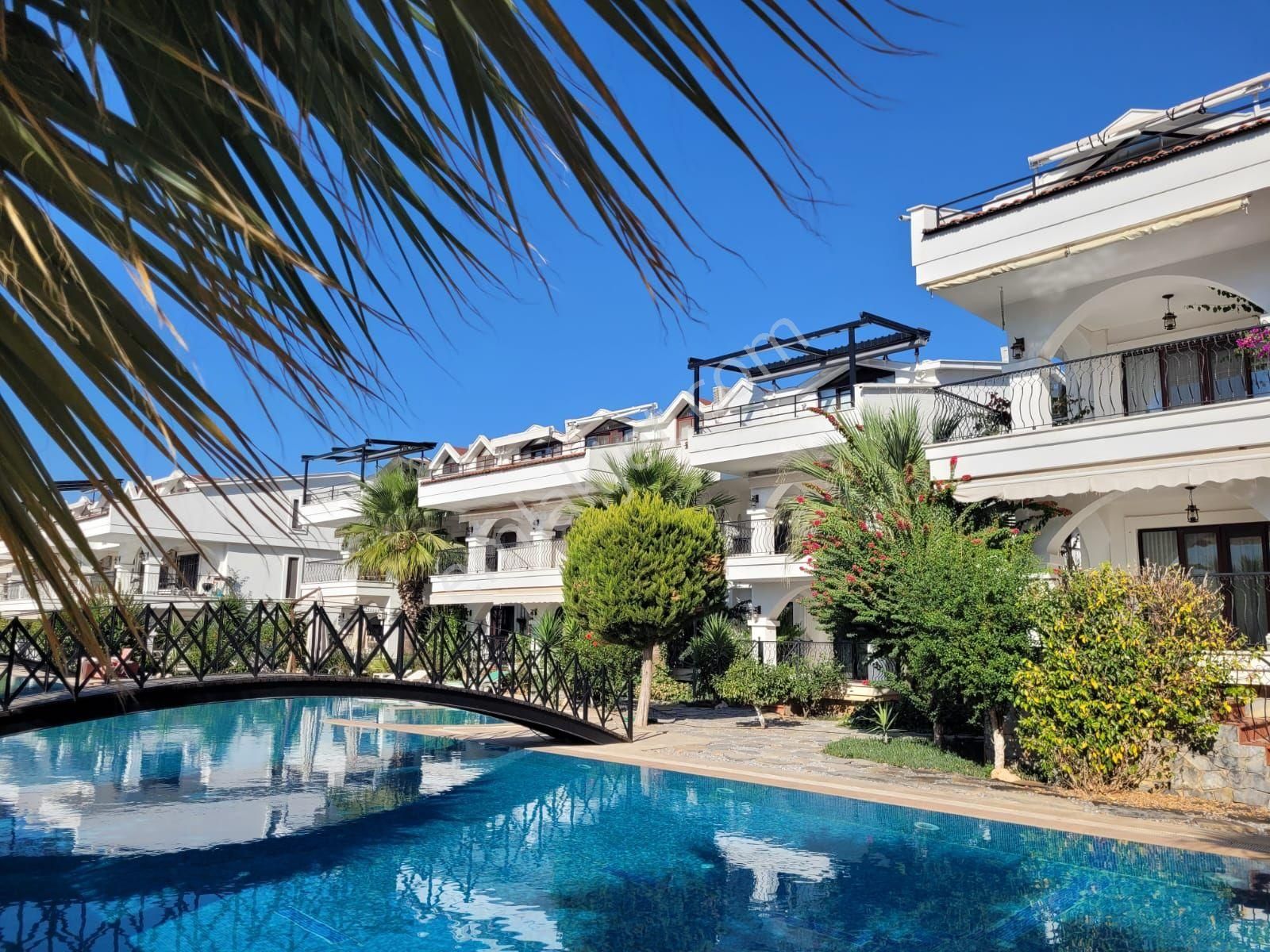 Didim Akbük'te Çok Elit Sitede Köşe Konum 3+1 Bahçekat Daire