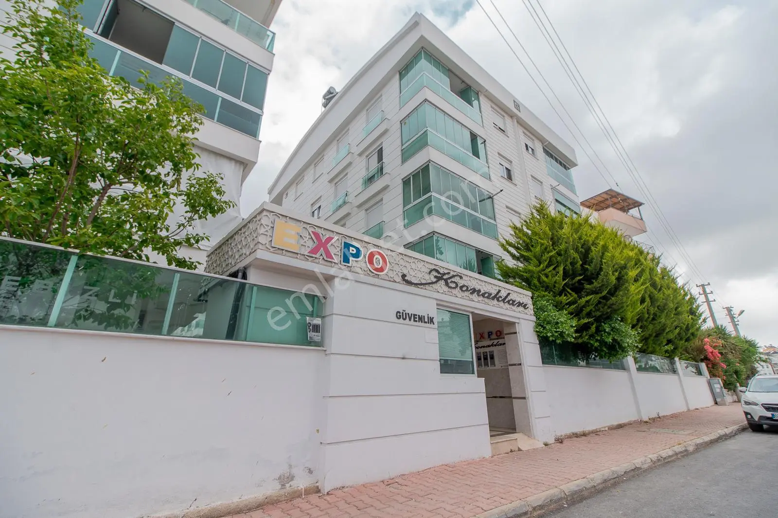 Kızıltoprak 'ta Kapalı Otoparklı Havuzlu Site İçi Fırsat Arakat 3+1 - Görsel 2