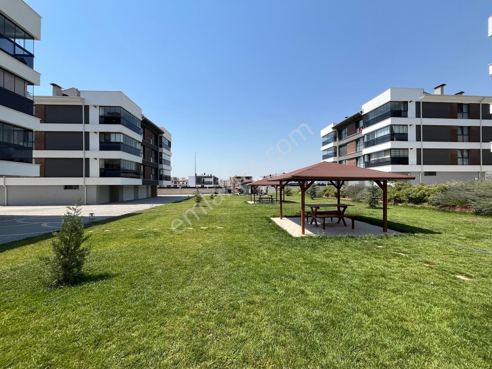 Century21 Vizyon'dan Zincirlikuyu'da Site İçi Kiralık 3+1 Daire