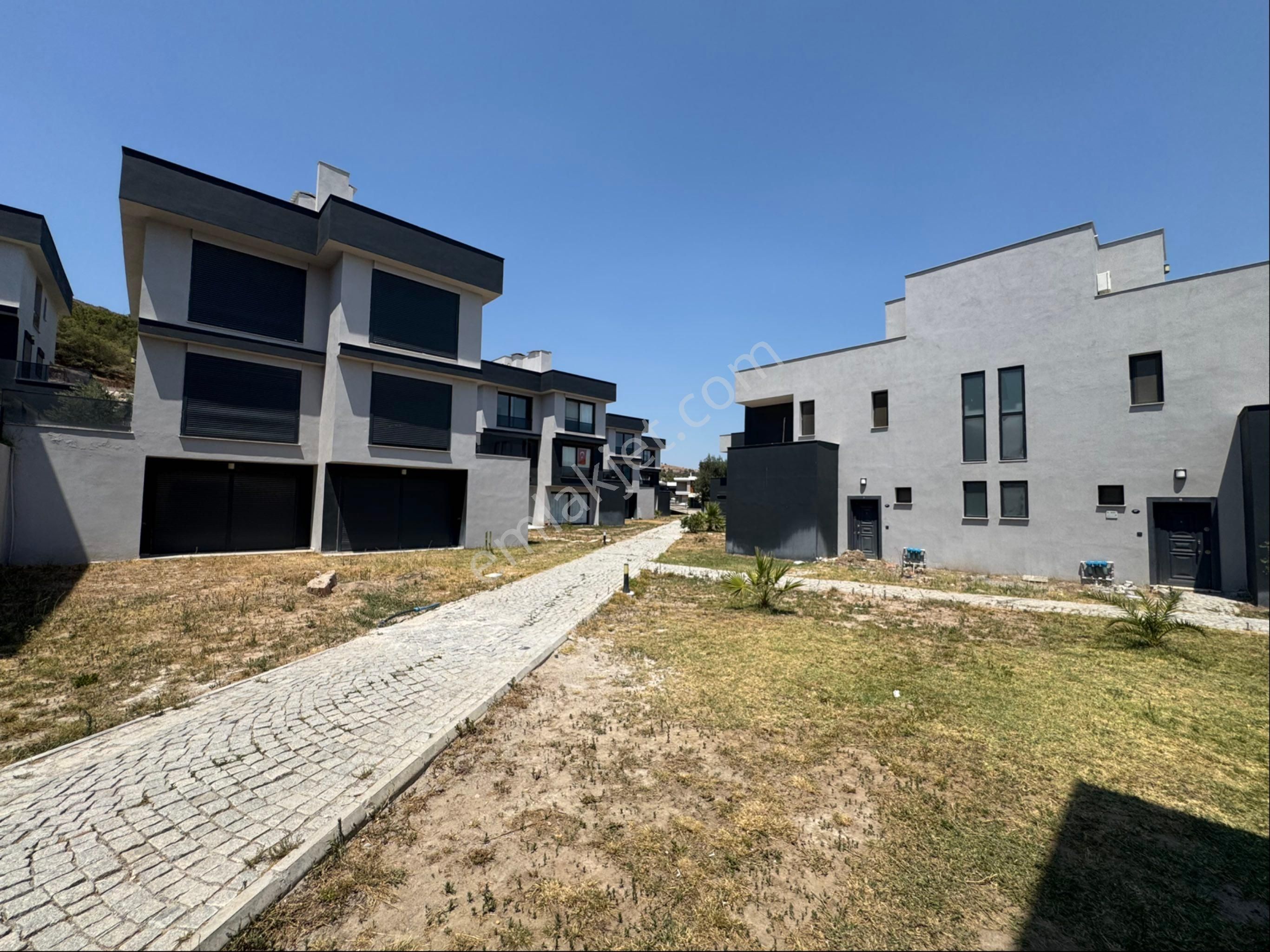 Çandarlı Bağyeri Evlerinde Satılık Havuzlu Tripleks Villa - Görsel 2