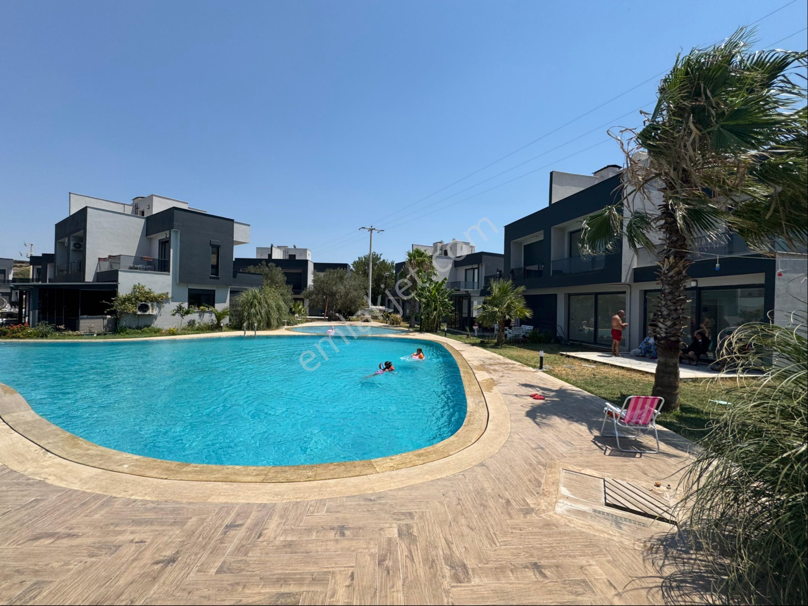 Çandarlı Bağyeri Evlerinde Satılık Havuzlu Tripleks Villa - Görsel 20