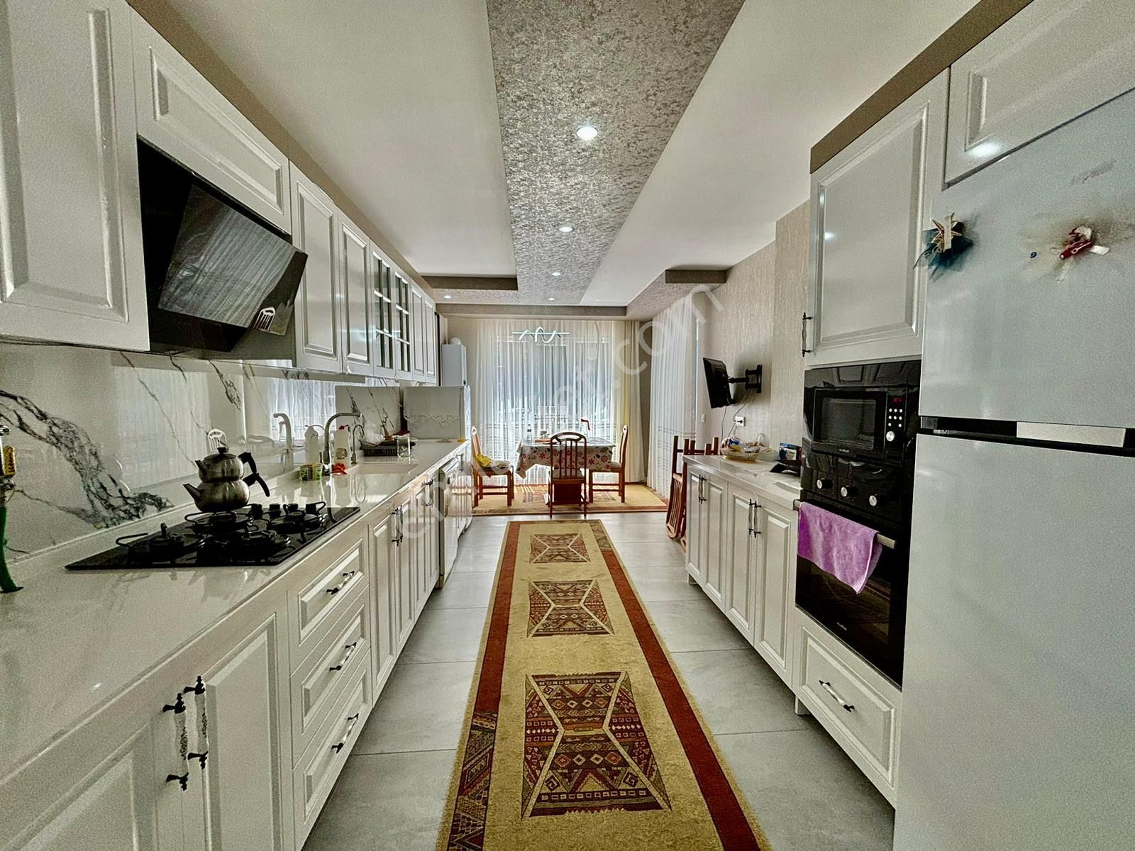 Pursaklar Mehmet Zengin Emlak'tan Otoparklı Lüks Sitede Giriş Kat 3+1 Ful Yapılı Daire