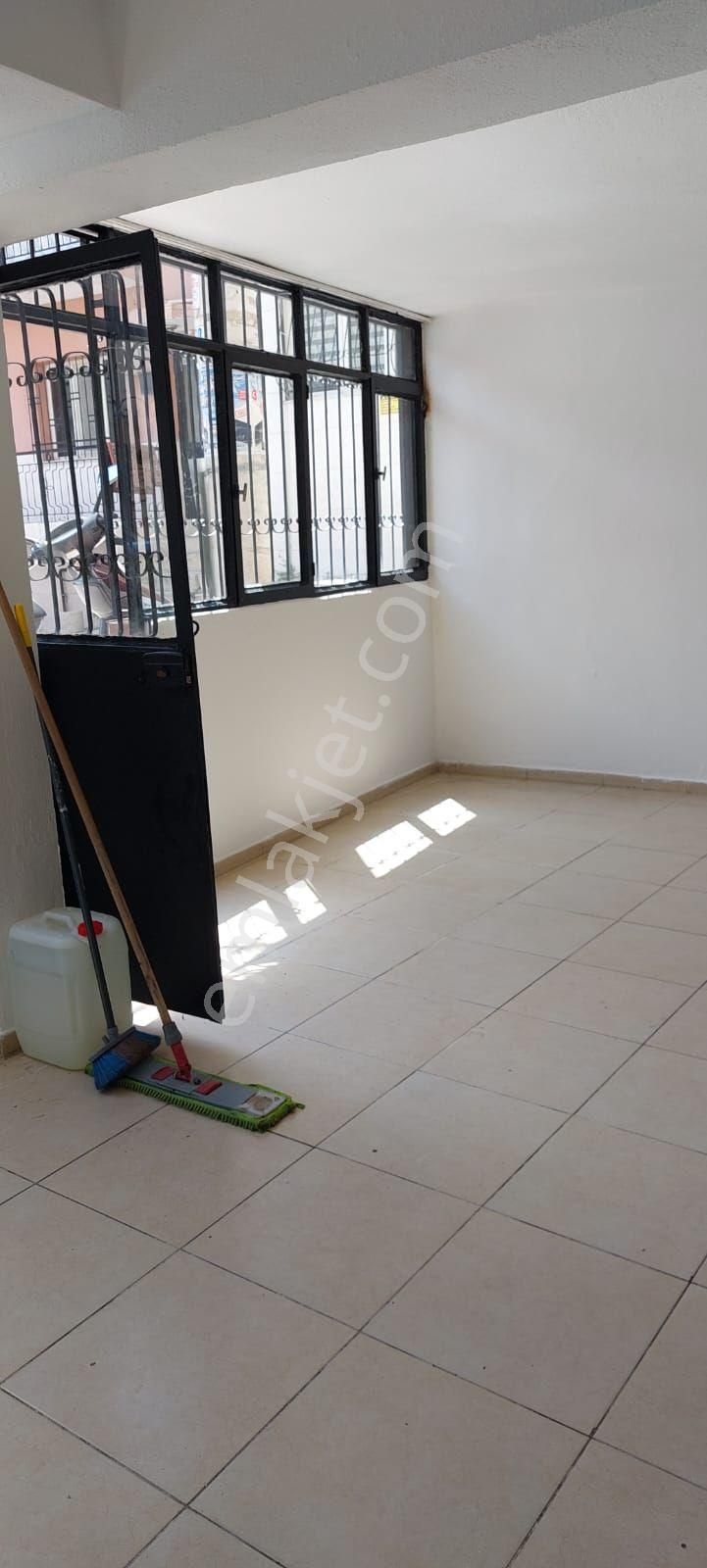 İzmir Karabağlar Çalıkuşunda Kiralık Köşe Dükkan