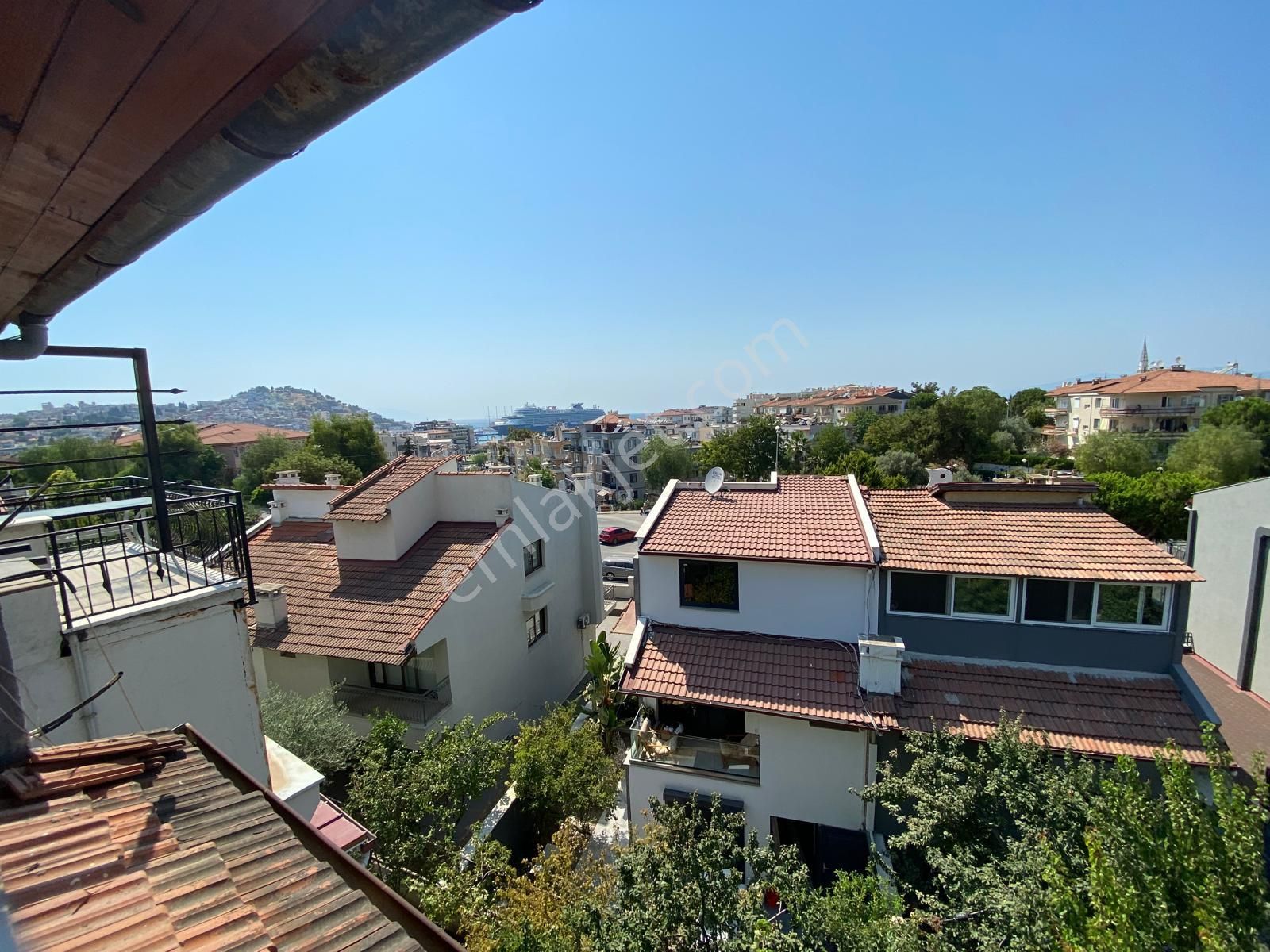 Merkezde Denize Yakın Satılık İşyeri Konumda 7+1 Mustakil Villa.