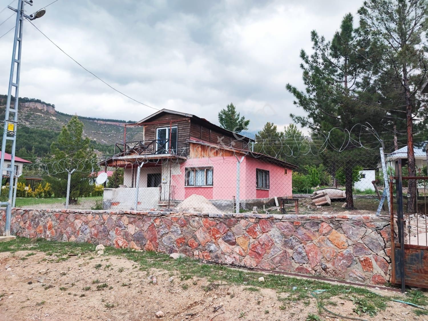 Pozantı Kar Emlaktan Akçatekir Alparslan Mevkiinde 400 M2 Arsa İçinde 3+1 Dubleks Villa