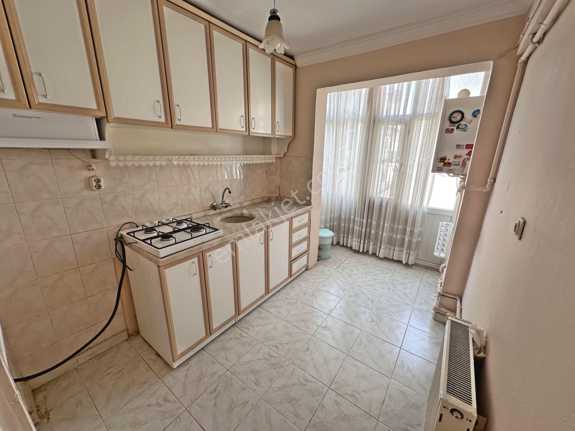 Şafaktepe Mahallesinde Kat Konumunda Balkonlu 3+1 Kiralık Daire