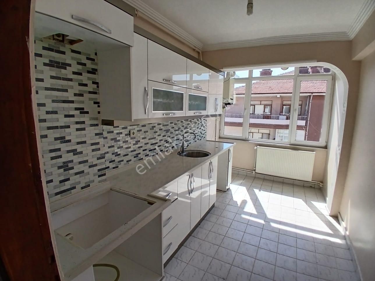 Akçay Emlak'tan Akşehir Altunkalem Mahallesinde Asansörlü Bakımlı Kiralık 3+1 Daire