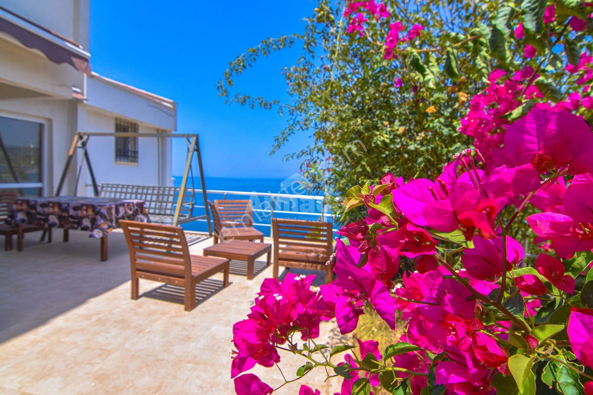 Kuşadası Ege Menderes Sitesi'nde Denize Sıfır Kiralık 3+1 Villa