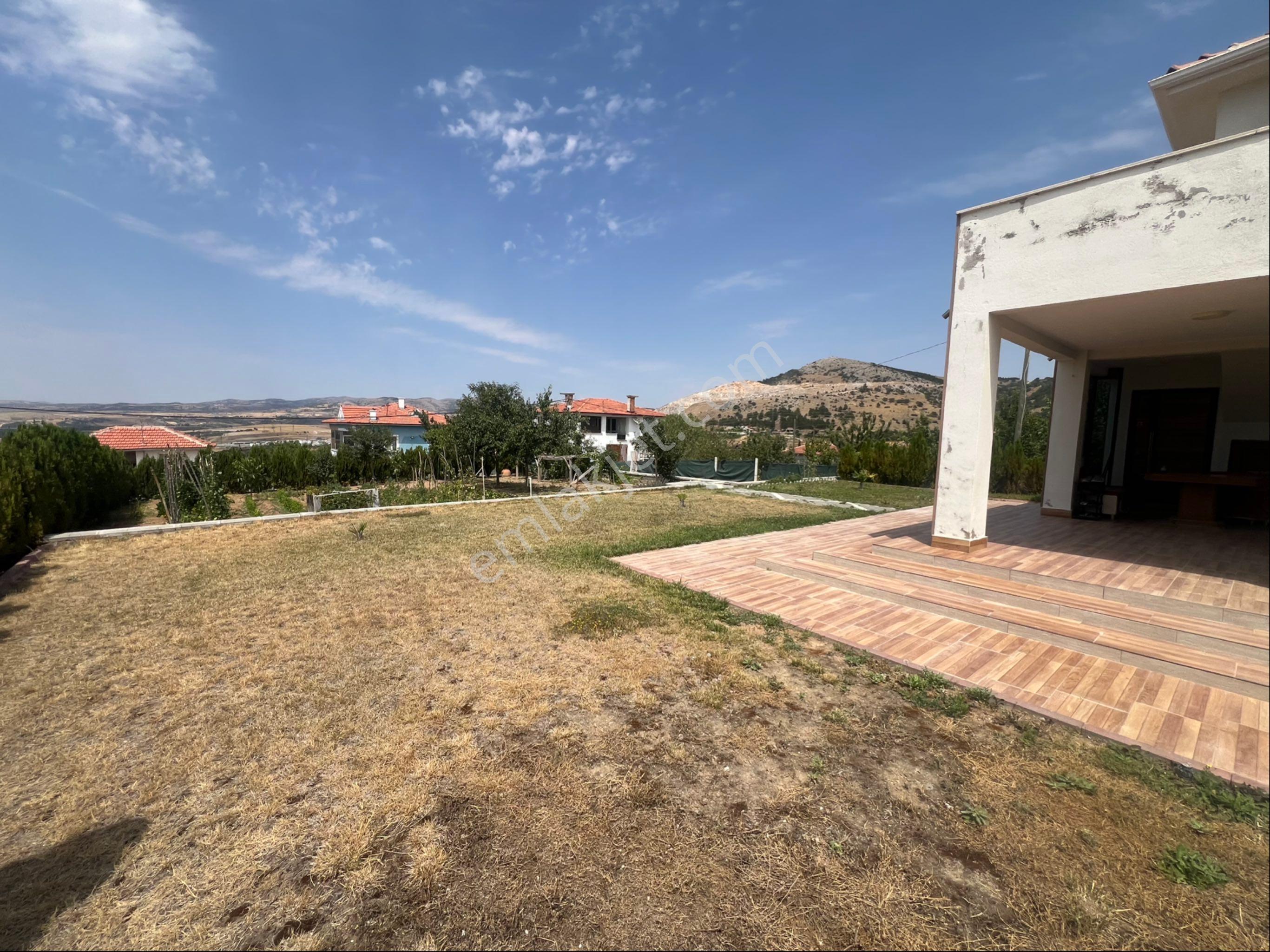 Arkadaş Emlaktan Hoyhoy Mahallesinde 1 Dönüm Çorum Mazaralı 2 Katlı Evi İle Birlikte Satılık Bağ - Görsel 5