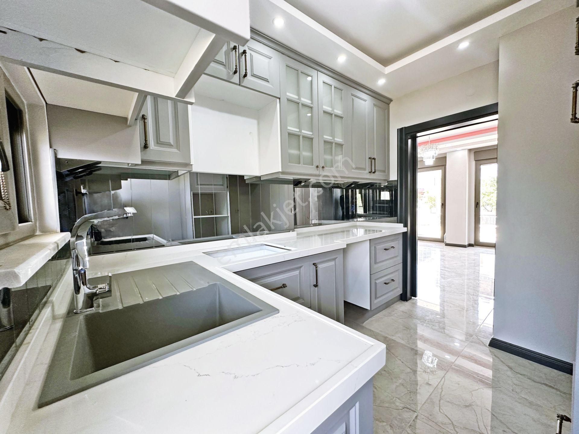 Ayanoğlundan Güre'de Denize Çok Yakın Sıfır Geniş Bahçeli Barbekülü Satılık 4+1 İkizmüstakil Villa - Görsel 8