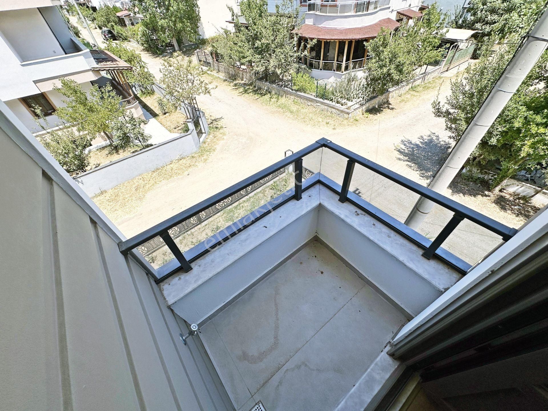 Ayanoğlundan Güre'de Denize Çok Yakın Sıfır Geniş Bahçeli Barbekülü Satılık 4+1 İkizmüstakil Villa - Görsel 27