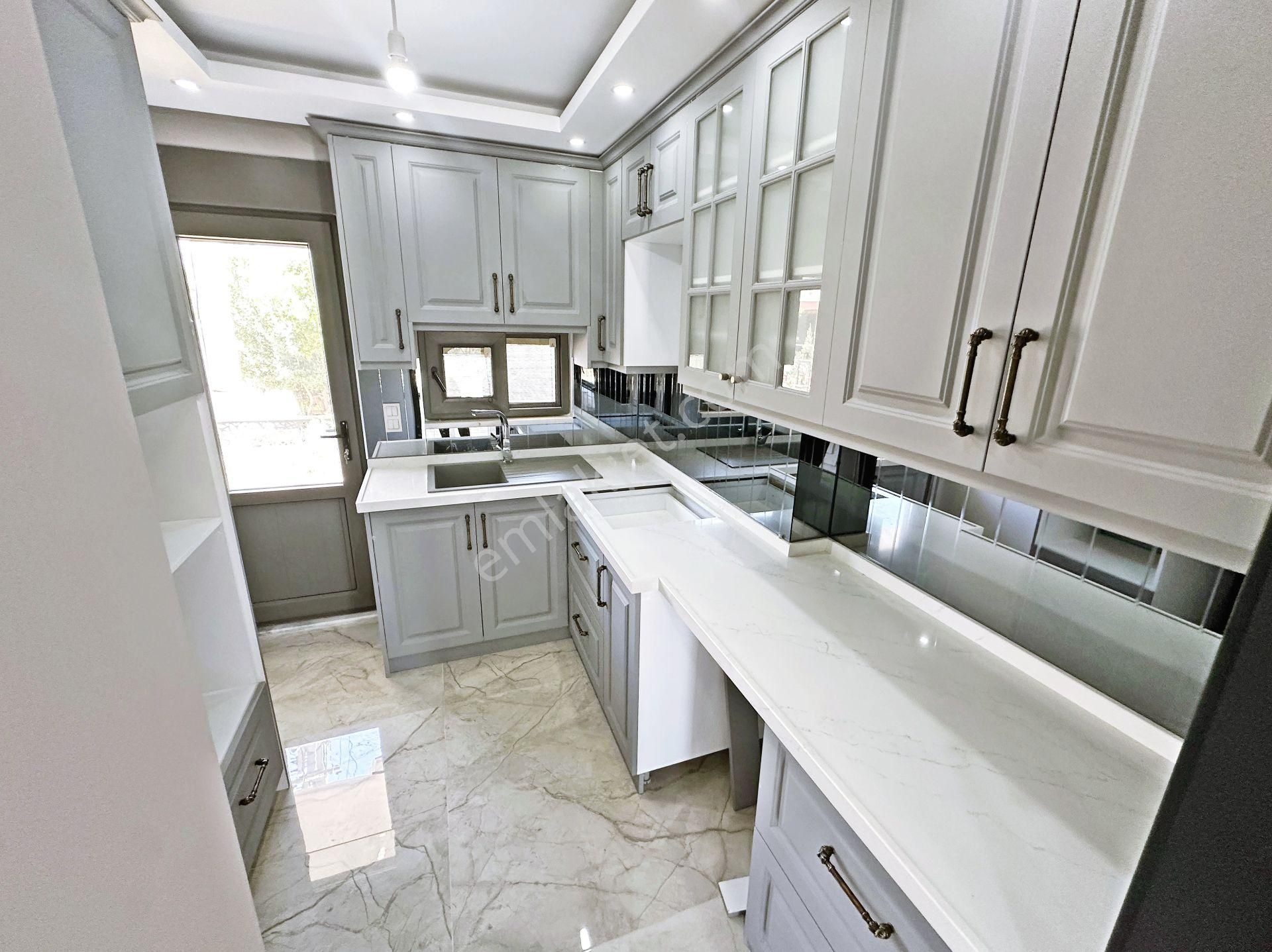 Ayanoğlundan Güre'de Denize Çok Yakın Sıfır Geniş Bahçeli Barbekülü Satılık 4+1 İkizmüstakil Villa - Görsel 6