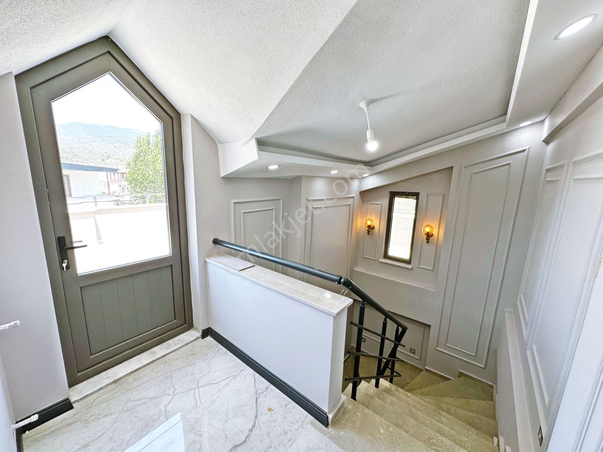 Ayanoğlundan Güre'de Denize Çok Yakın Sıfır Geniş Bahçeli Barbekülü Satılık 4+1 İkizmüstakil Villa - Görsel 29