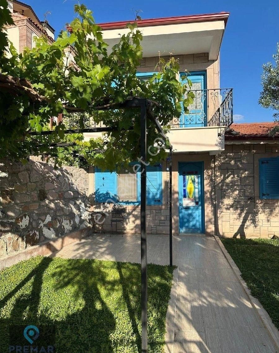 Premar Ayvada'dan Ayvalık Cunda Adasın'da Yola Cepheli,geniş Bahçeli 2 Adet 1+1ve3+1 Satlík Villa  